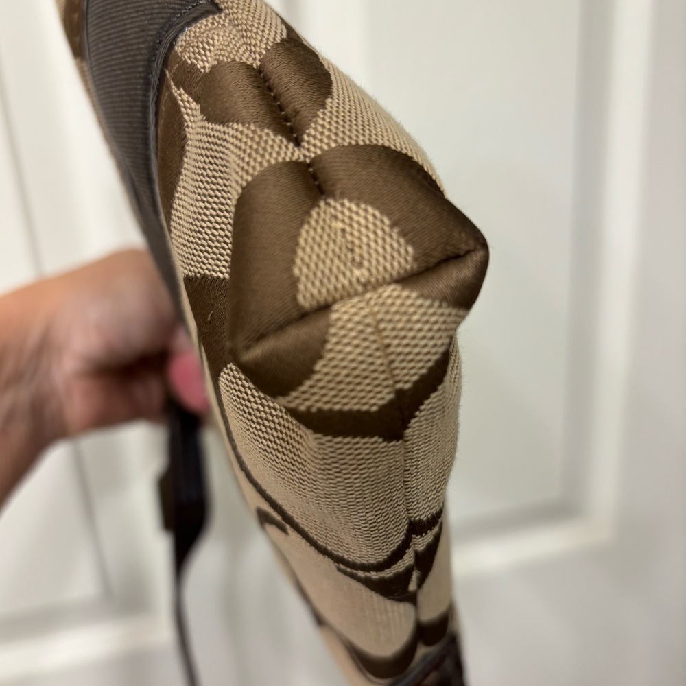 Coach brown and khaki signature swingpack crossbody - Like New - Picture 8 of 10